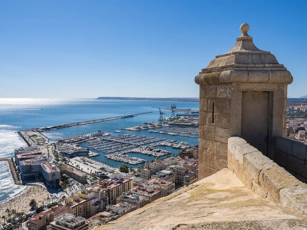 Alicante Map: Old Town, Castle and Stations Layout
