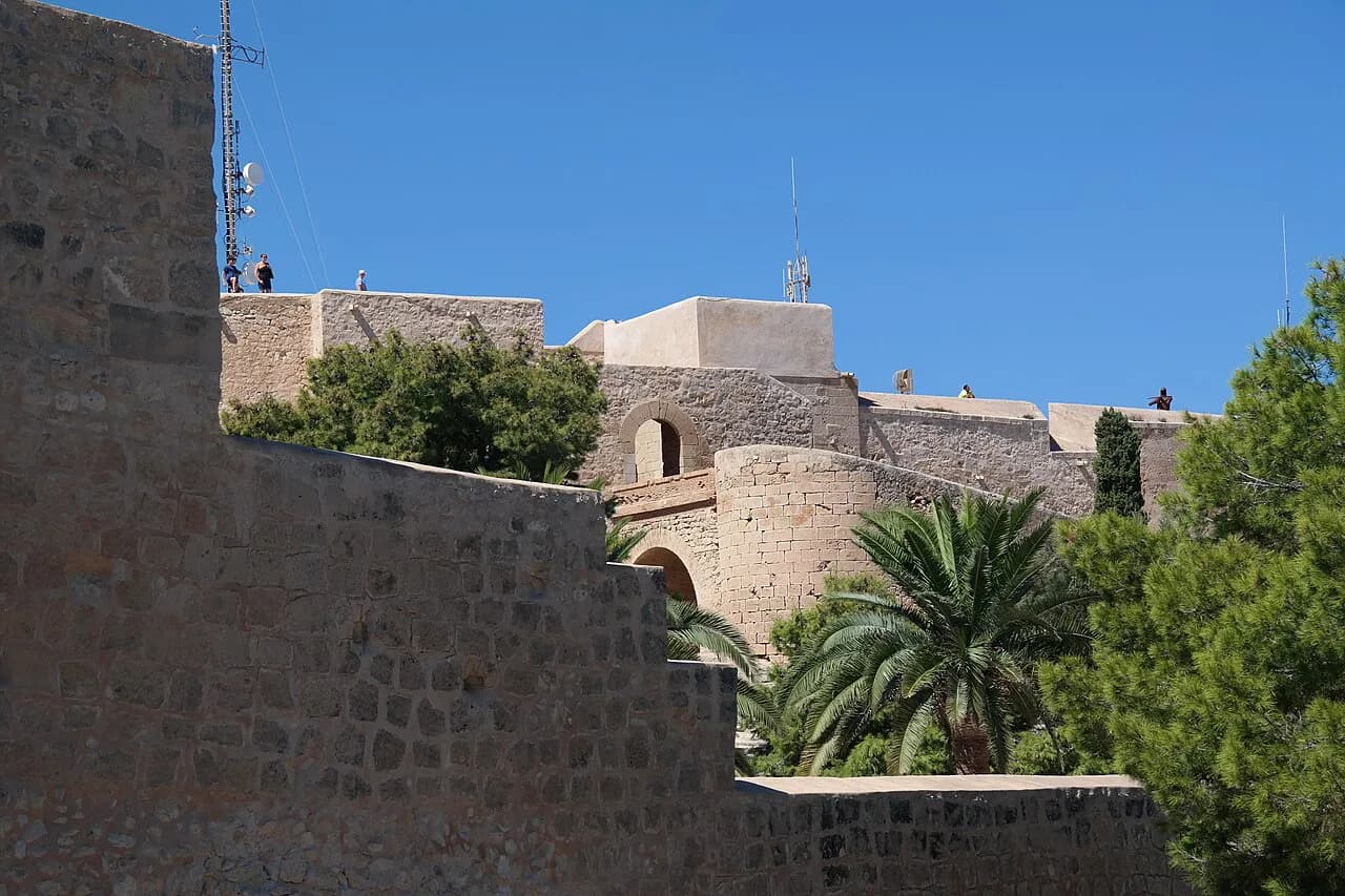 Alicante sightseeing: plan the castle, cloister and museums