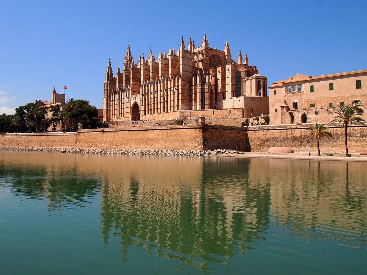 Planning Palma sightseeing: from the cathedral to the castle