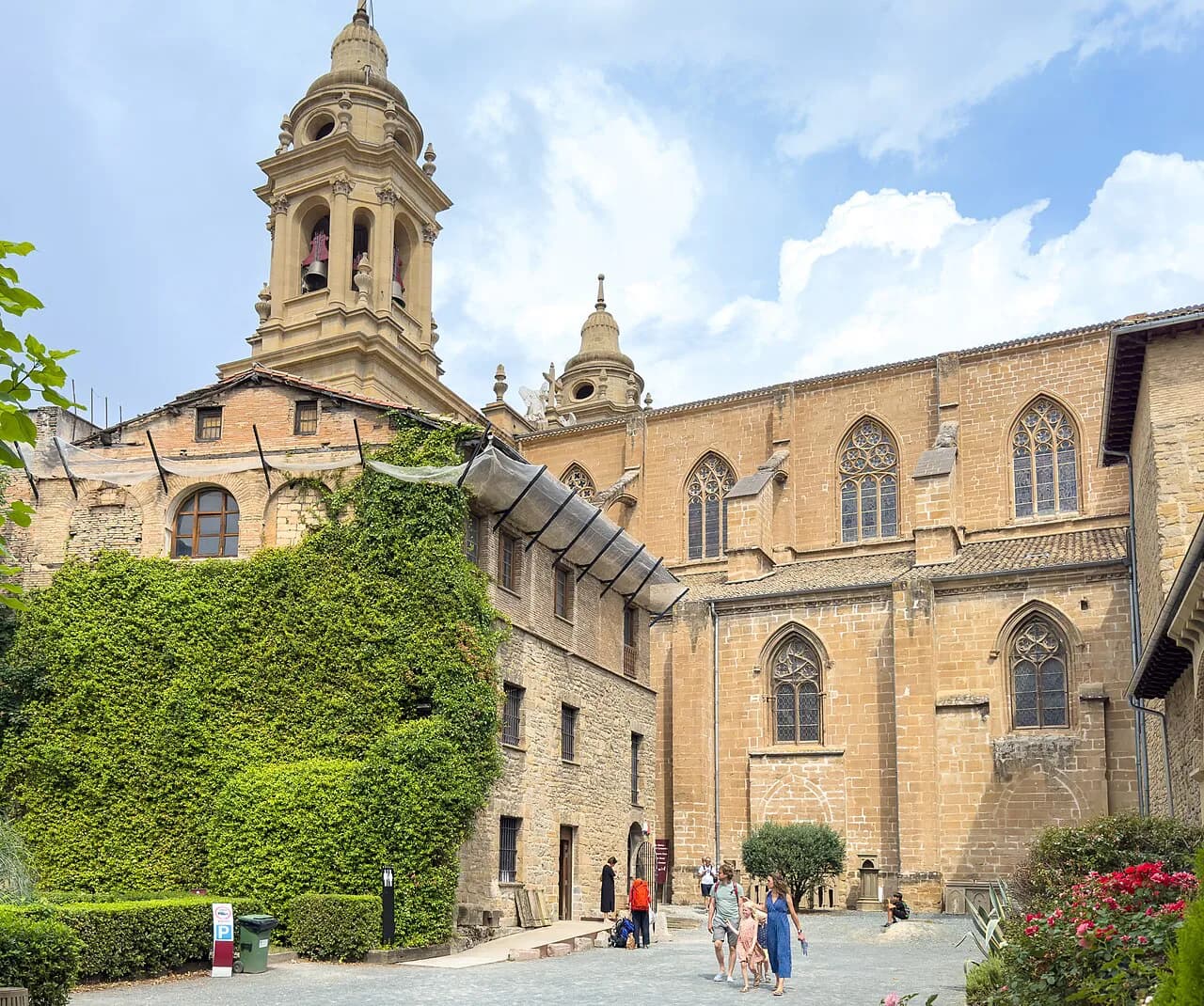 Pamplona attractions: plan your cathedral and walled walks