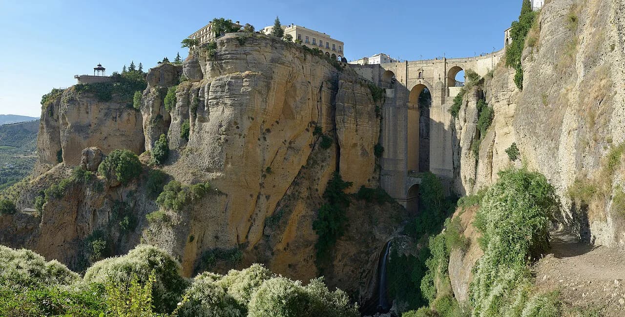 Ronda sightseeing: plan the bridge, bullring and old-town stops