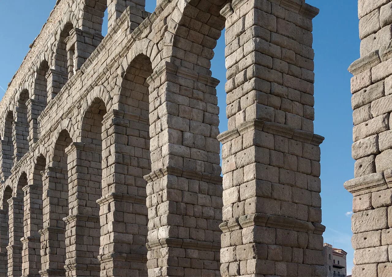 Segovia sightseeing: start with the aqueduct, then the Alcázar