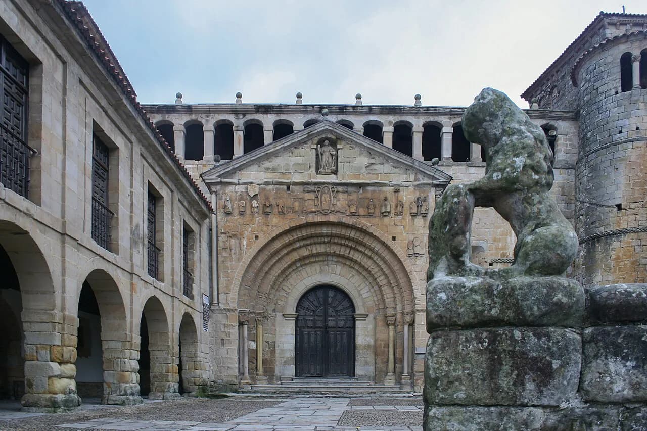 Santillana del Mar: the medieval village, the Colegiata and Altamira