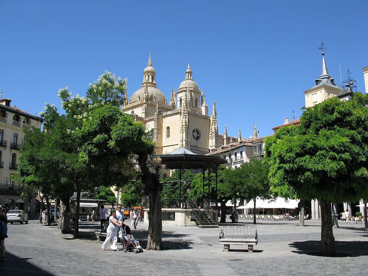 Segovia Old Town: Plazas, Streets and Monuments to Walk