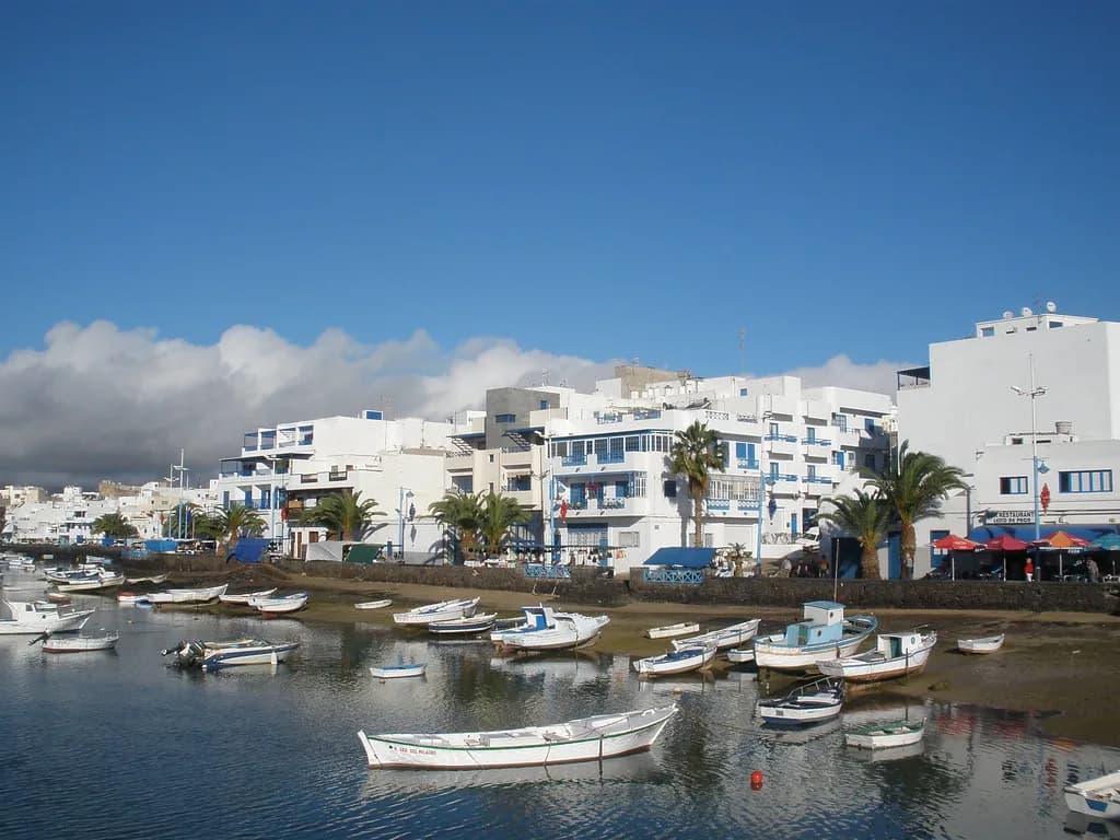 Shopping in Arrecife: Calle Real, Open Mall and Local Crafts