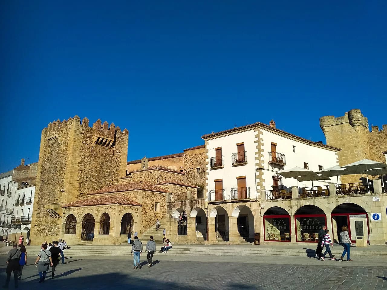 Torre de Bujaco, Cáceres: the Plaza Mayor tower and wall walk