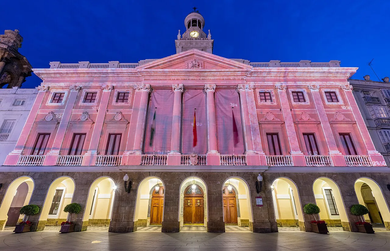 Cádiz town hall floodlit at dusk.