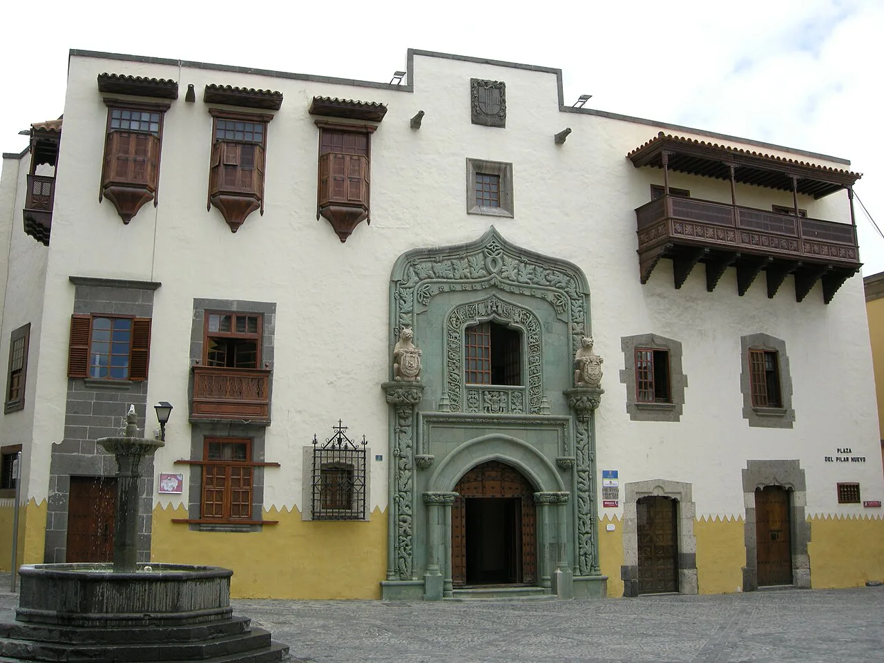 The Casa de Colón and its fountain, Las Palmas de Gran Canaria.