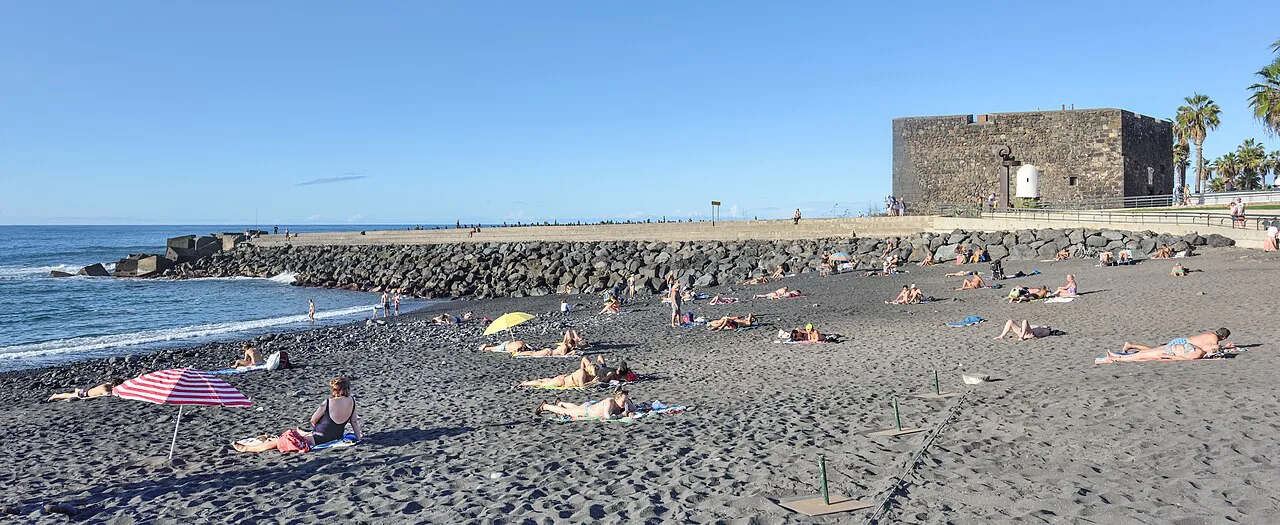 Playa Jardín and the Castillo de San Felipe, Puerto de la Cruz.