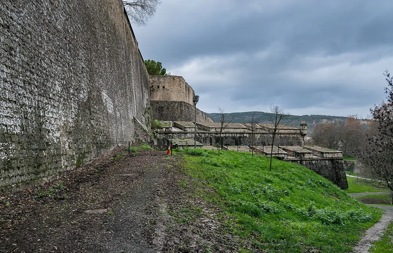 A stretch of the city walls of Pamplona.