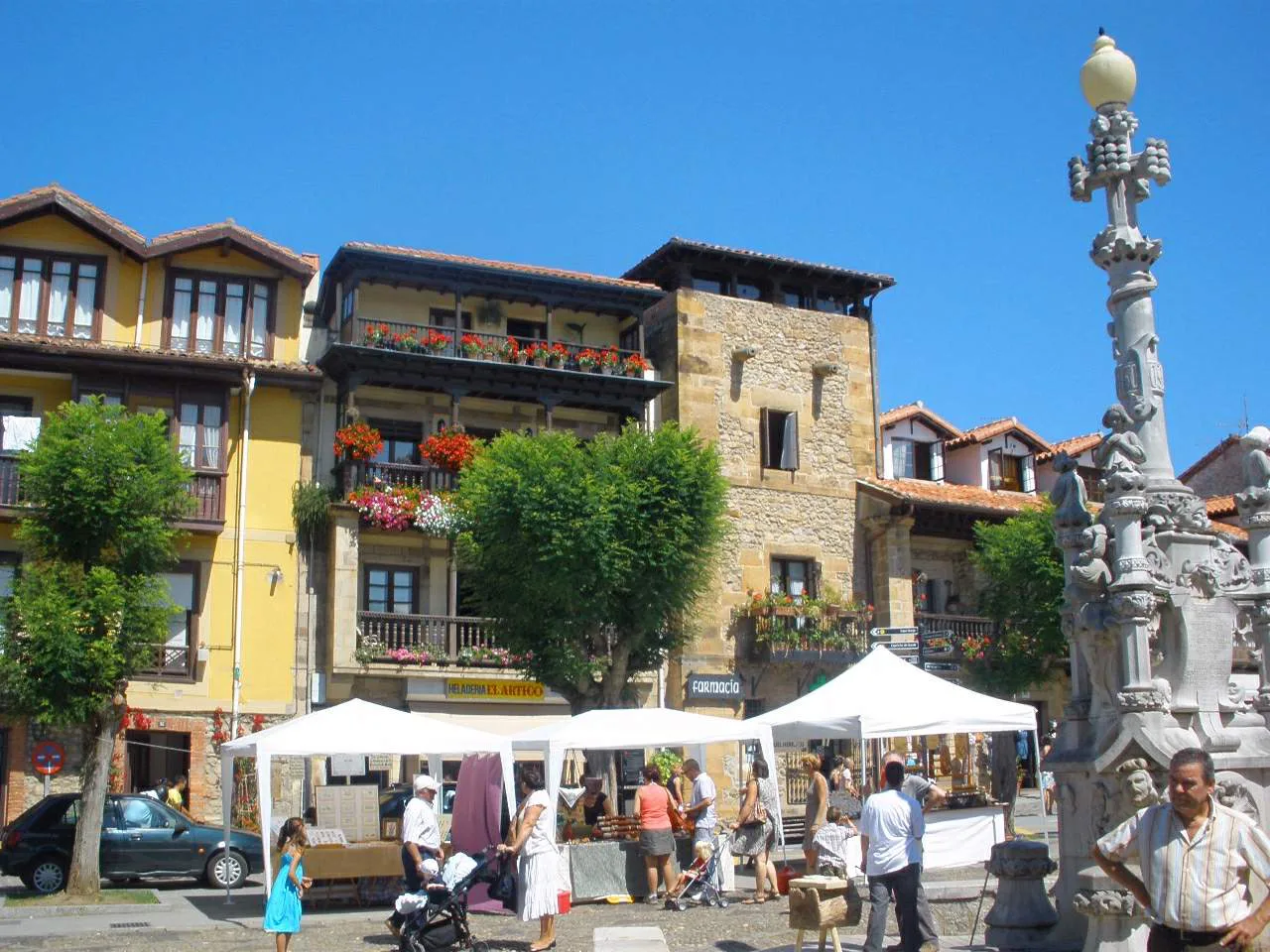A square in Comillas with market stalls.