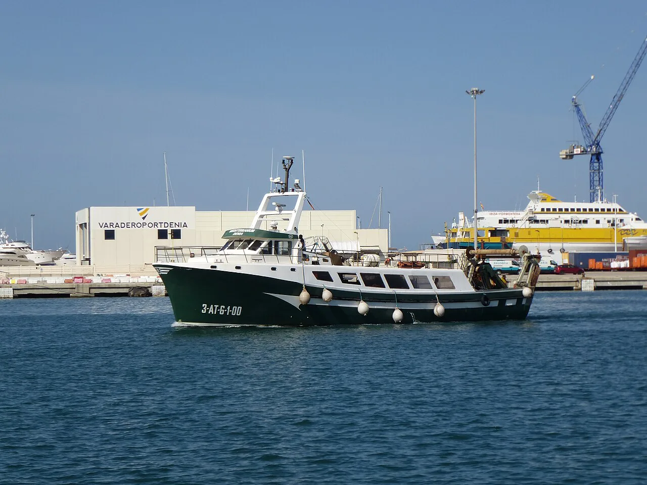 A fishing boat entering the port of Dénia.