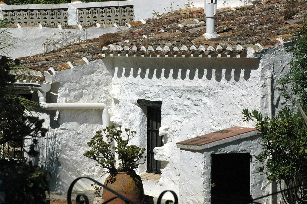 Whitewashed houses with tiled roofs in Dénia.