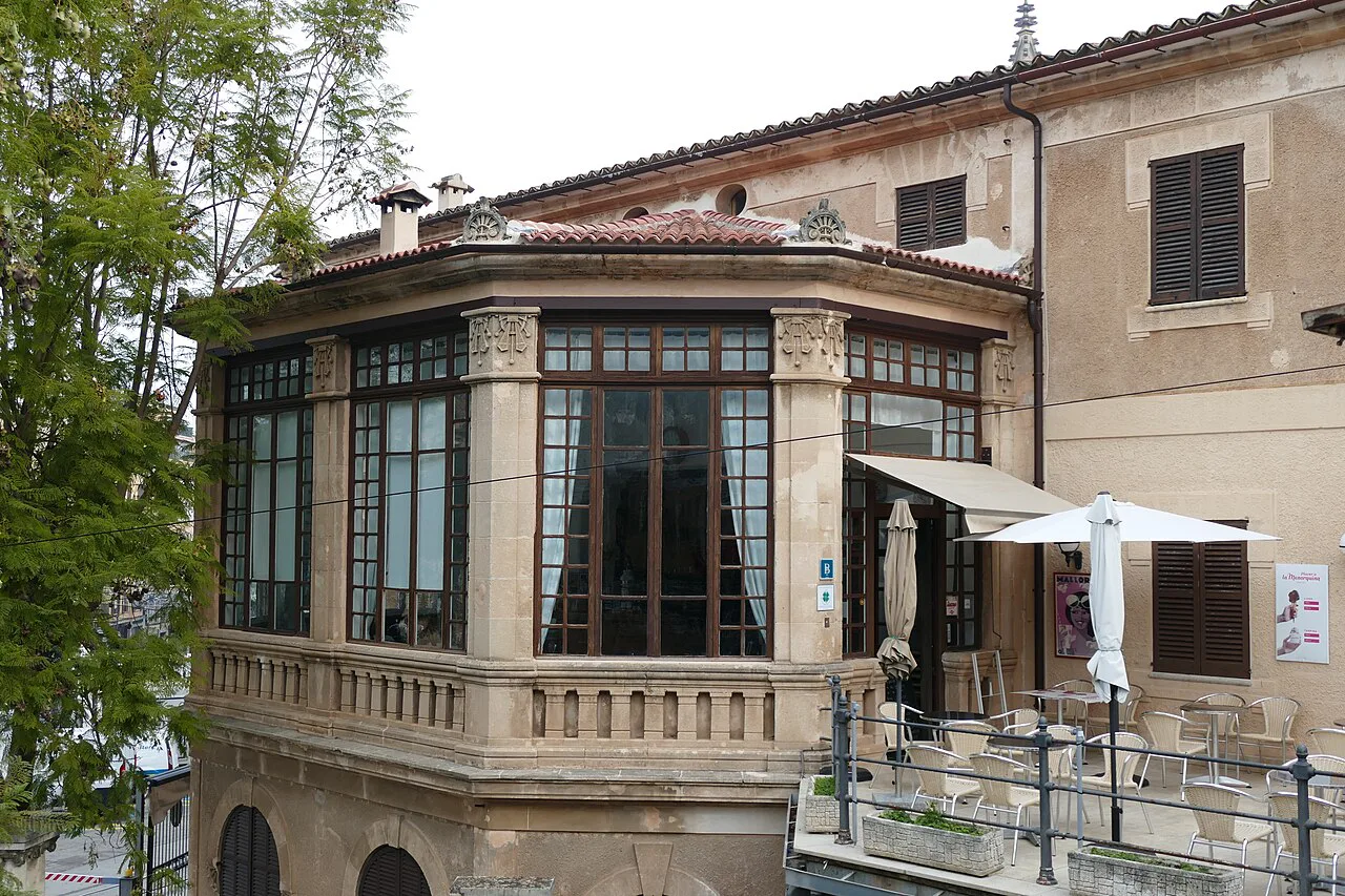 The main building of Sóller train station.