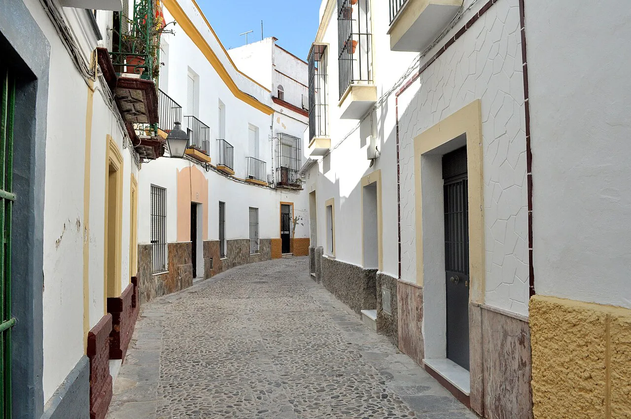 Whitewashed houses along Calle Florinda in the old town of Jerez de la Frontera.