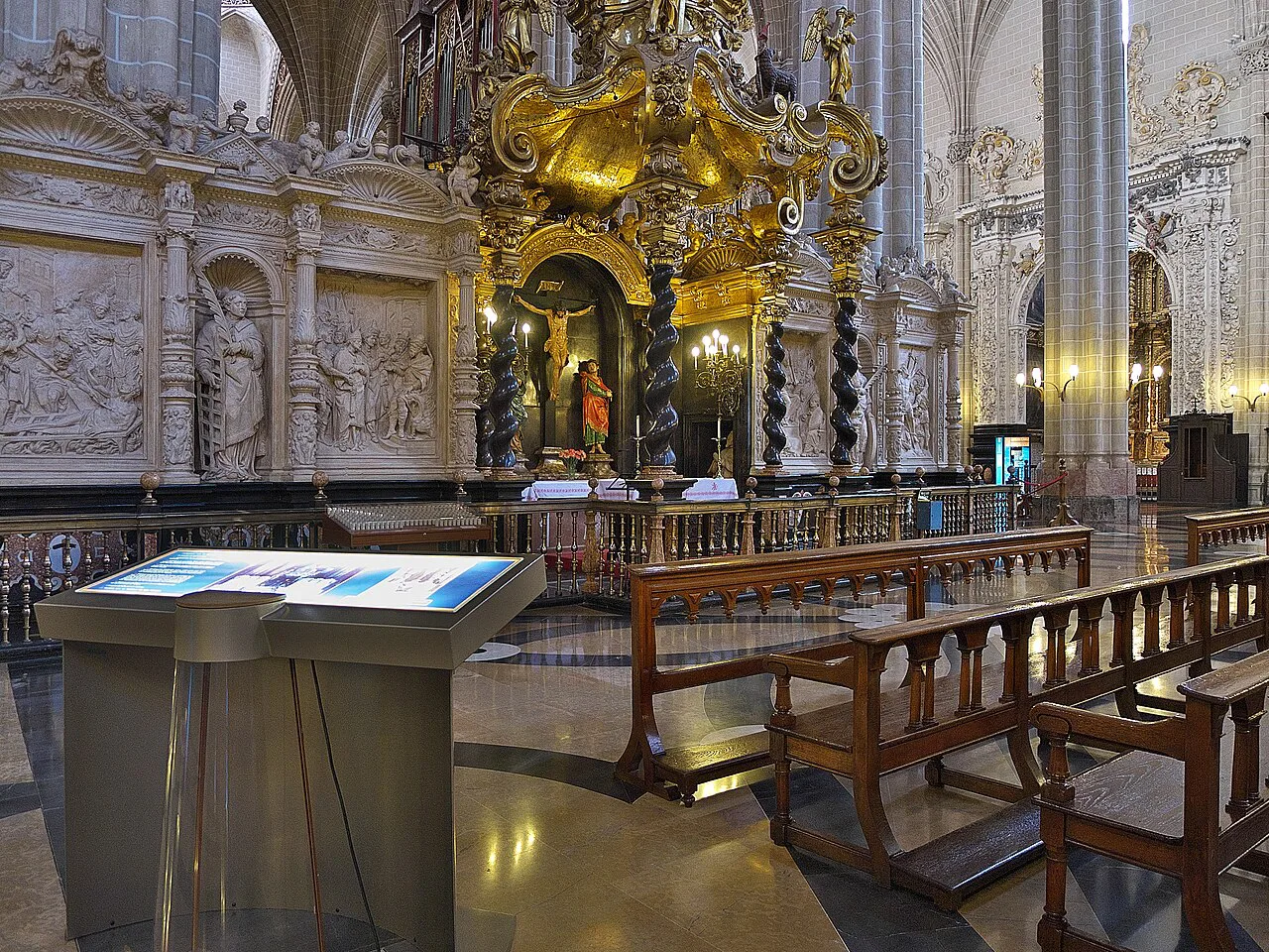 The trascoro and Chapel of the Santo Cristo inside La Seo cathedral, Zaragoza.