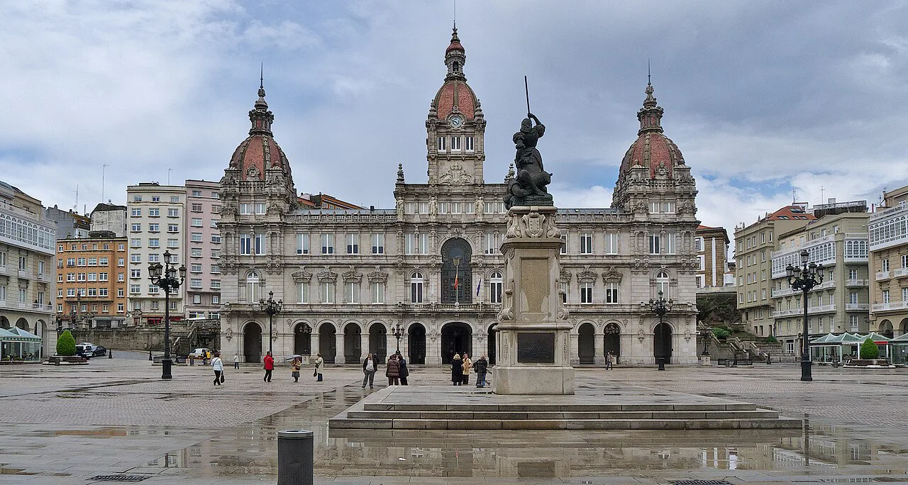 María Pita Square and A Coruña City Hall with the monument to María Pita.