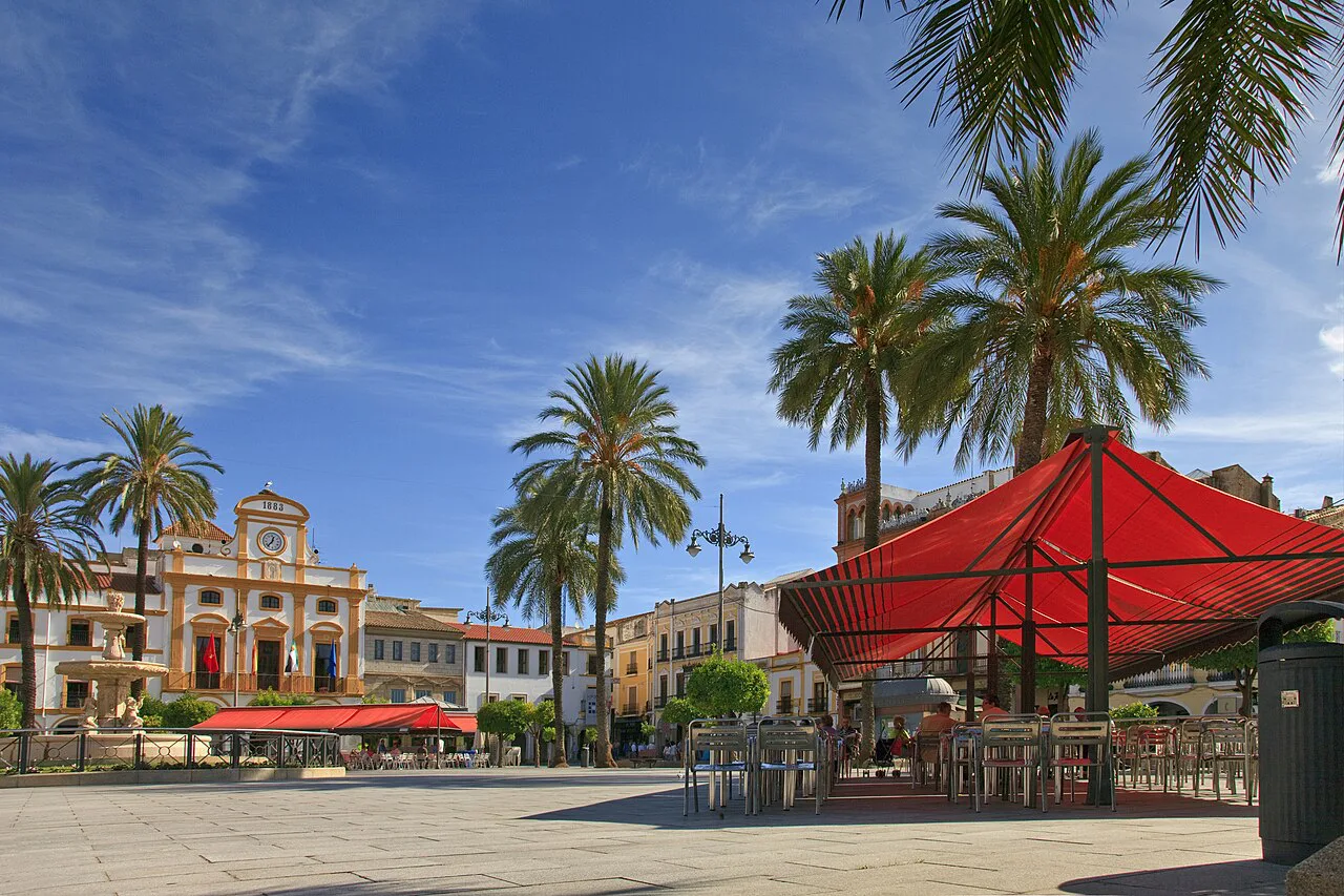 Mérida's main square with palms and café terraces.