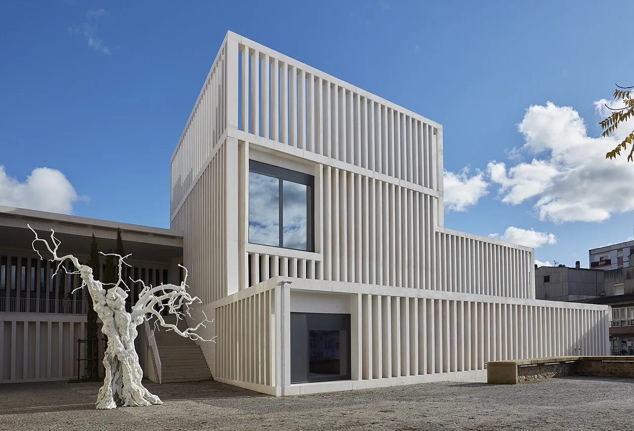 The modern white building of the Helga de Alvear Museum of Contemporary Art in Cáceres.
