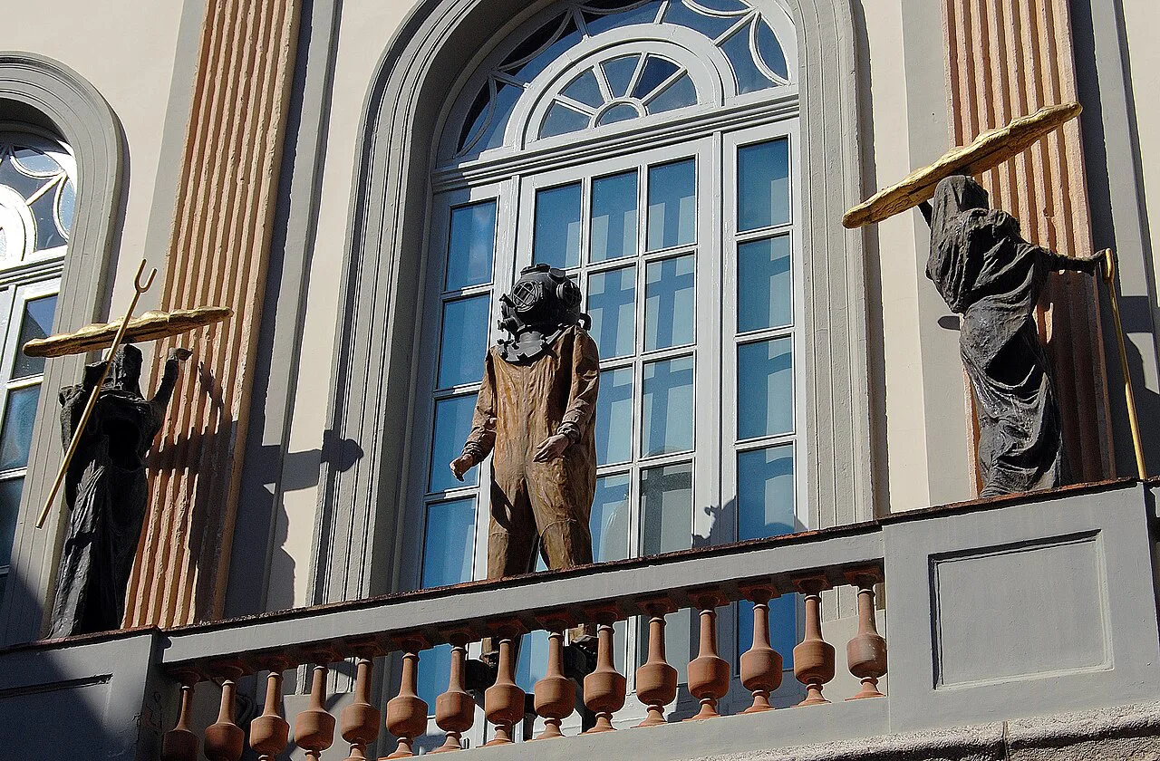 Gilded statues on the balcony of the Dalí Theatre-Museum in Figueres.