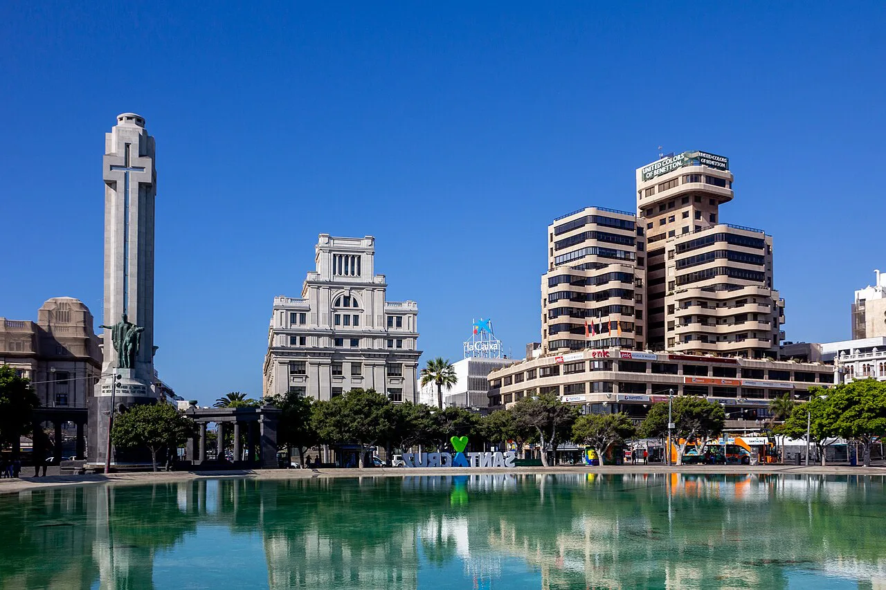 The lake and buildings of Plaza de España, Santa Cruz de Tenerife.