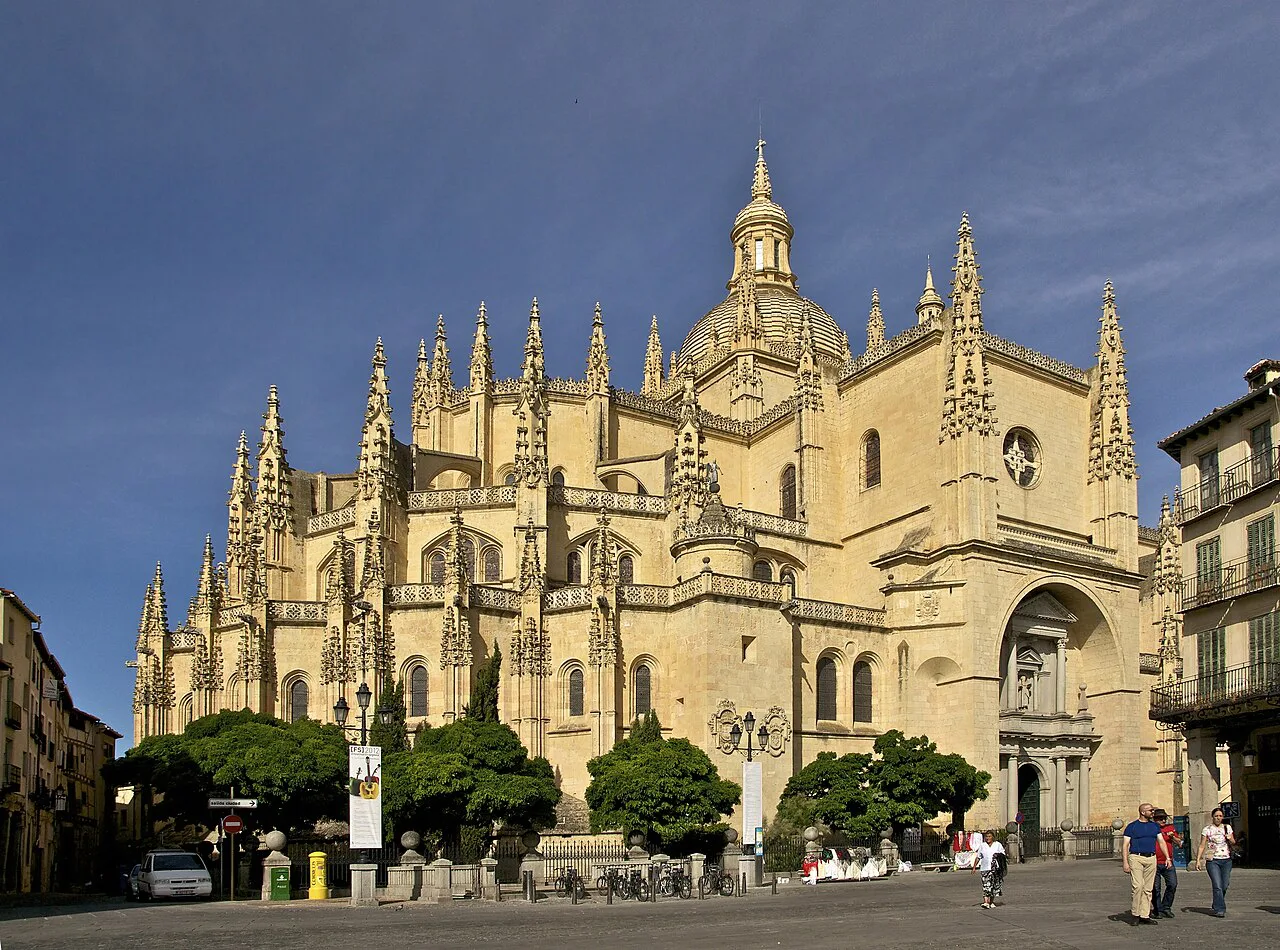 The apse of Segovia Cathedral seen from the Plaza Mayor.