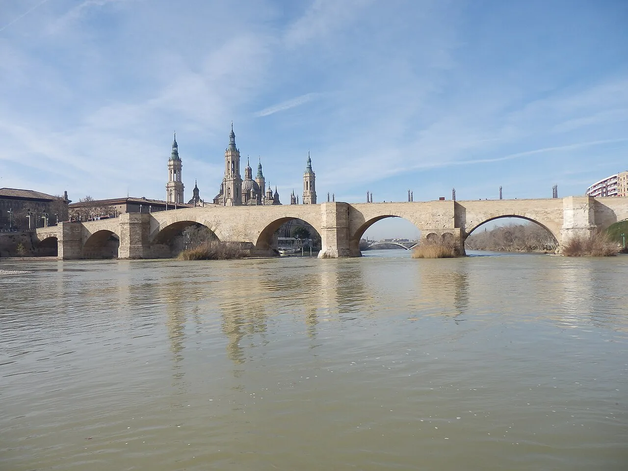 The Puente de Piedra over the Ebro with the Basilica del Pilar behind, Zaragoza.