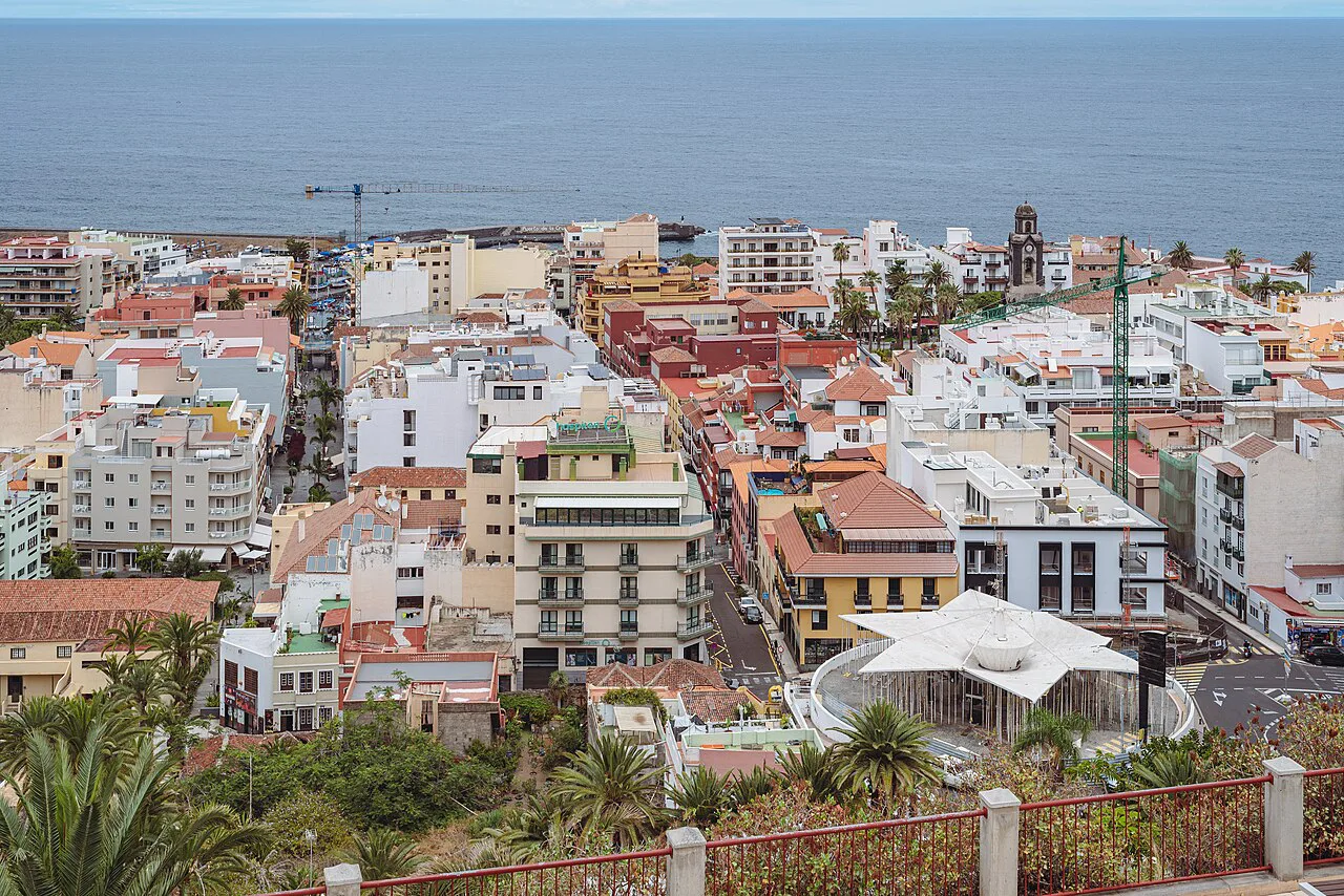 Puerto de la Cruz and the sea seen from Taoro Park.