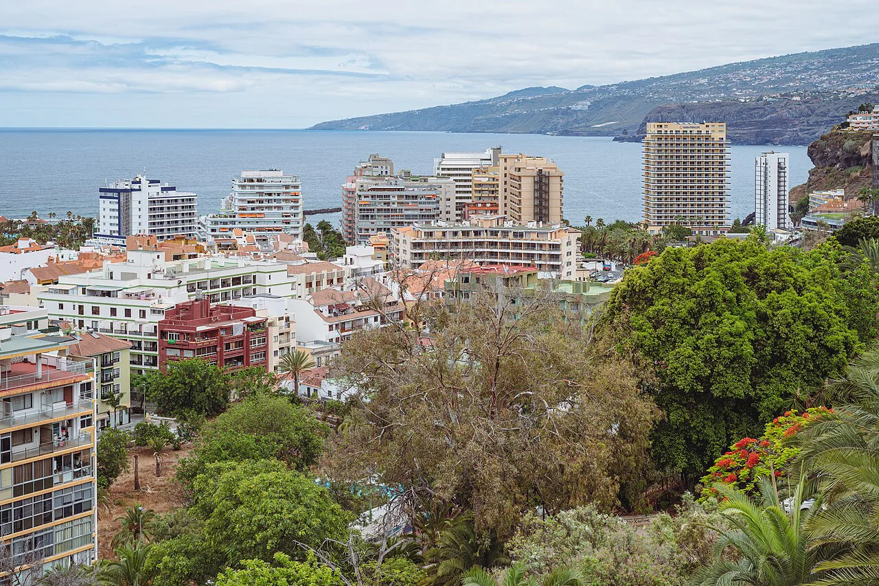 Puerto de la Cruz and the coast seen from Taoro Park.