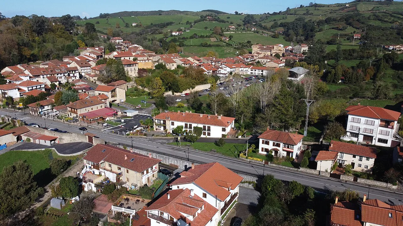 Aerial view of Santillana del Mar and its red-roofed houses.