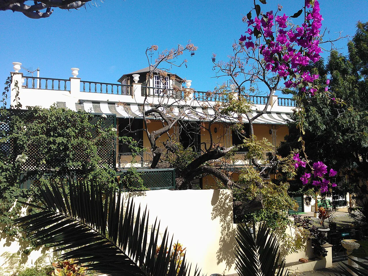 Bougainvillea and the garden house at Sitio Litre, Puerto de la Cruz.