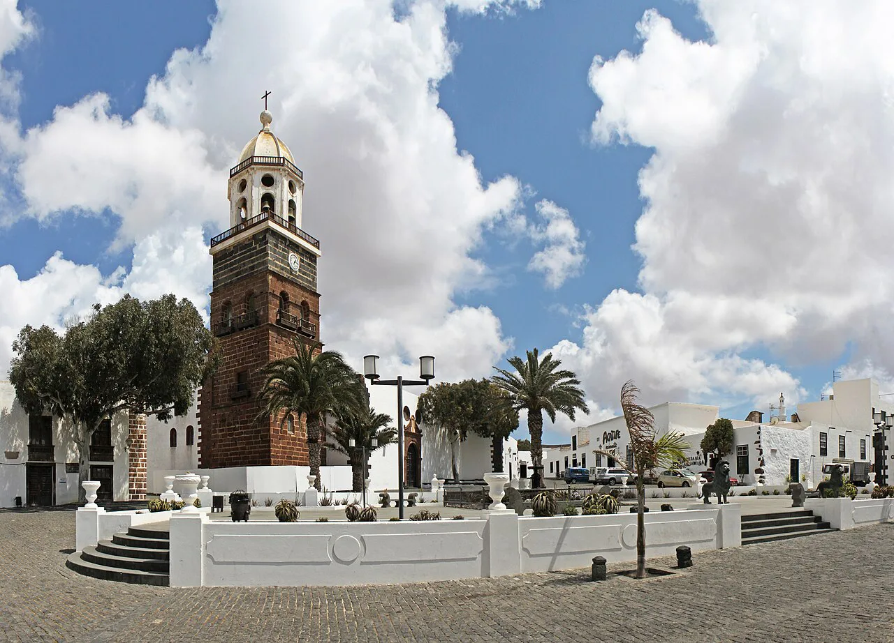 Plaza de la Constitución and the church of Nuestra Señora de Guadalupe, Teguise.