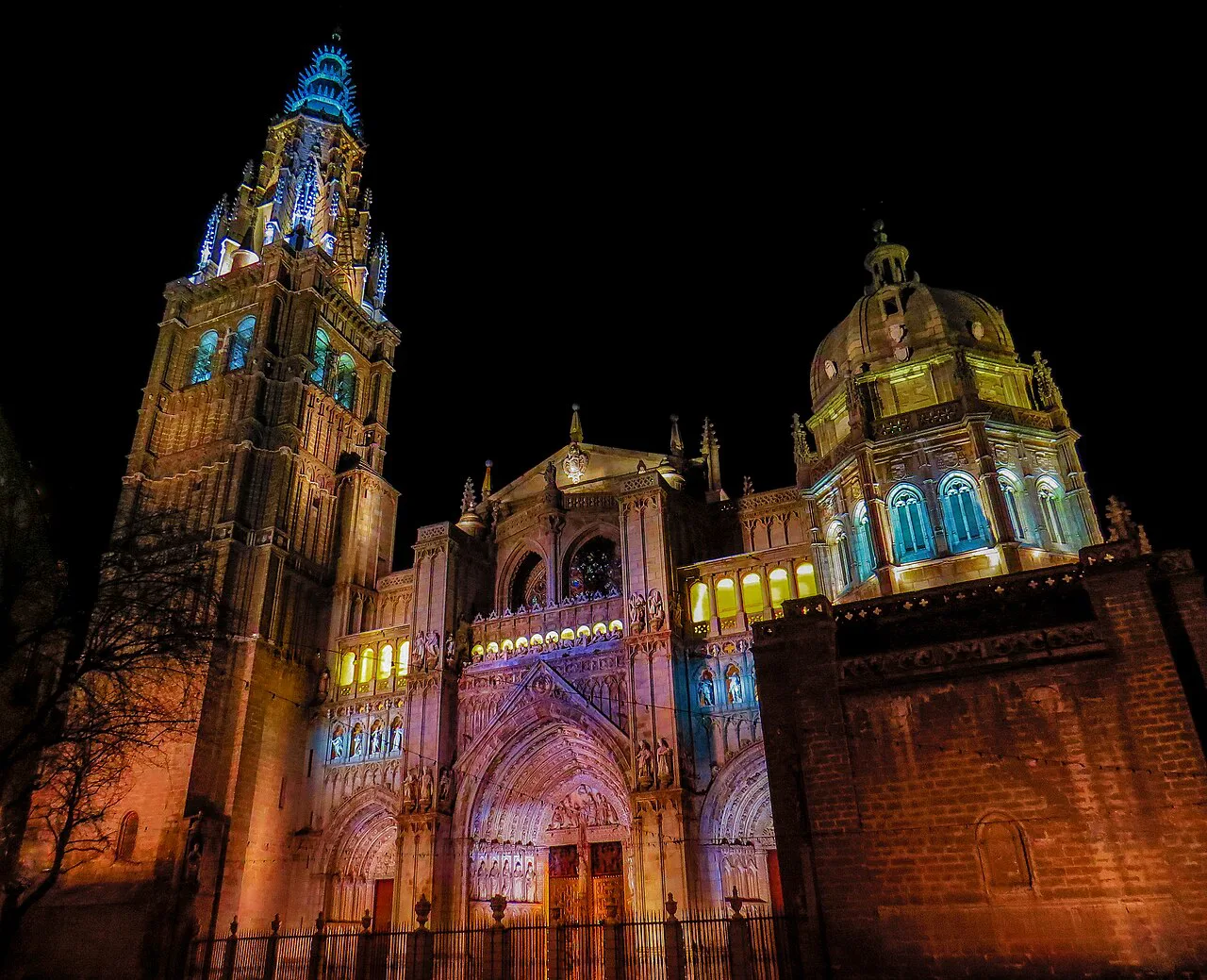 Toledo Cathedral illuminated at night.
