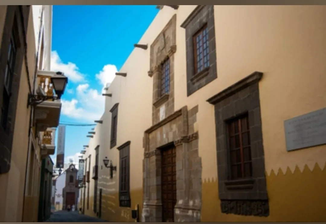A narrow street of historic facades in Triana, Las Palmas de Gran Canaria.