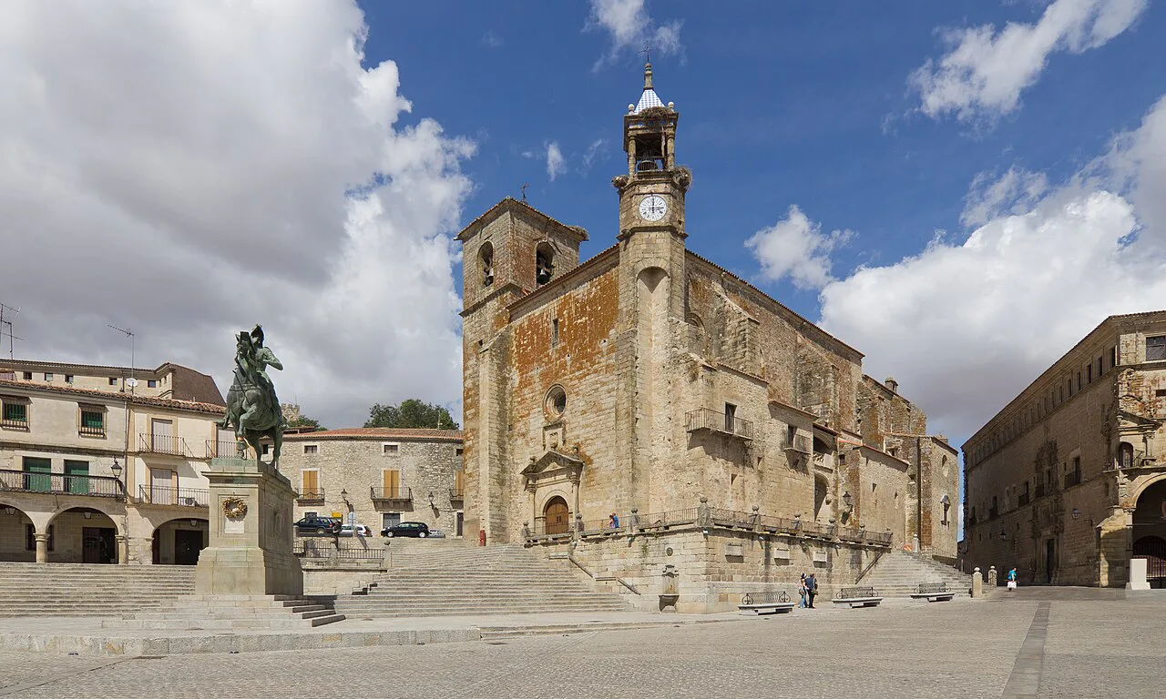 The Plaza Mayor of Trujillo with the church of San Martín and the Pizarro statue.