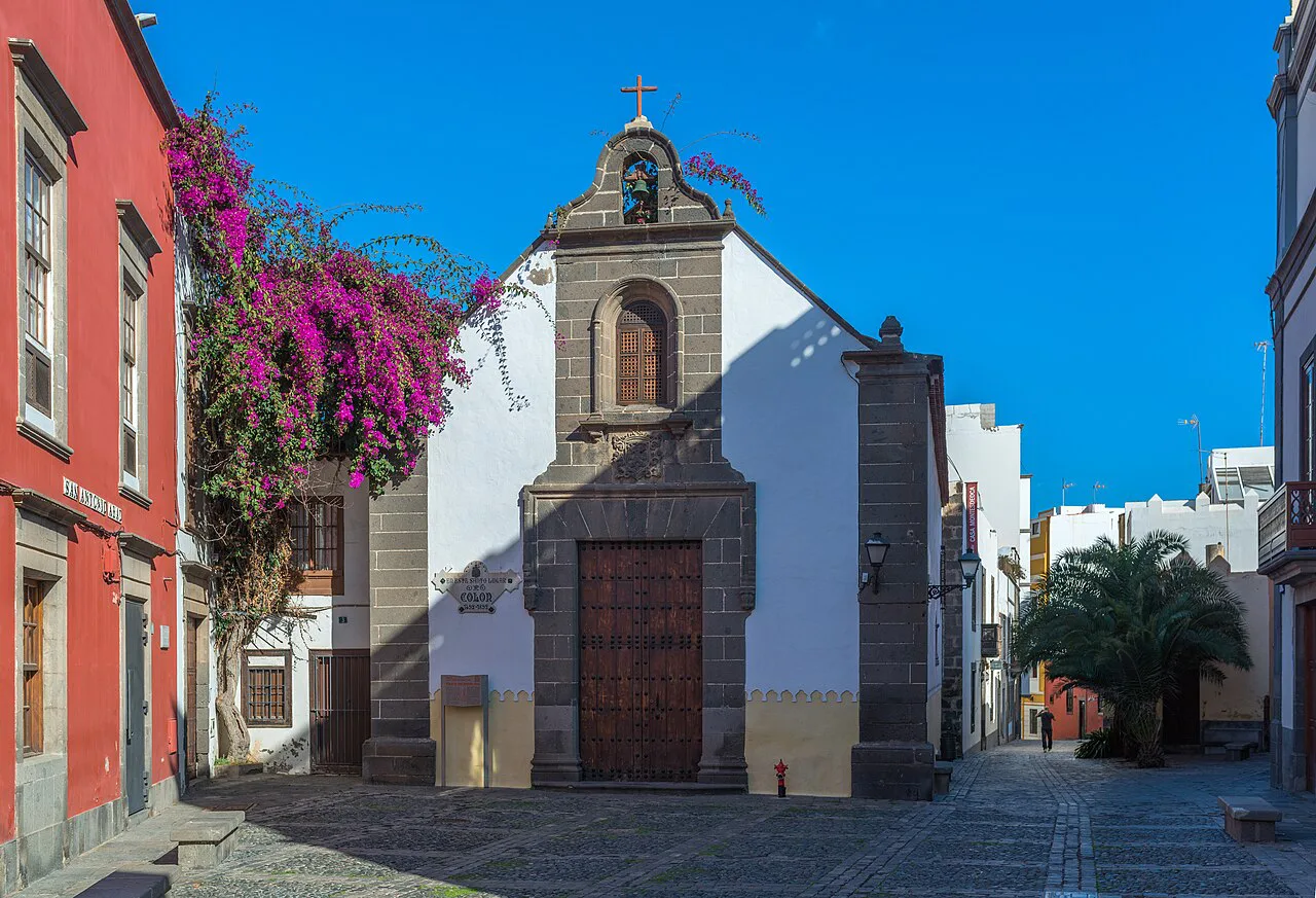 A whitewashed chapel and bougainvillea on a square in Vegueta, Las Palmas de Gran Canaria.