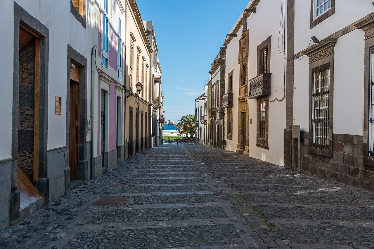 A cobbled street of historic houses in Vegueta, Las Palmas de Gran Canaria.