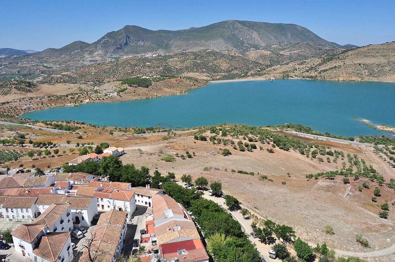 Aerial view of Zahara de la Sierra and its reservoir.